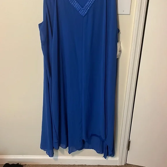 Ladies formal dress - Picture 2 of 6